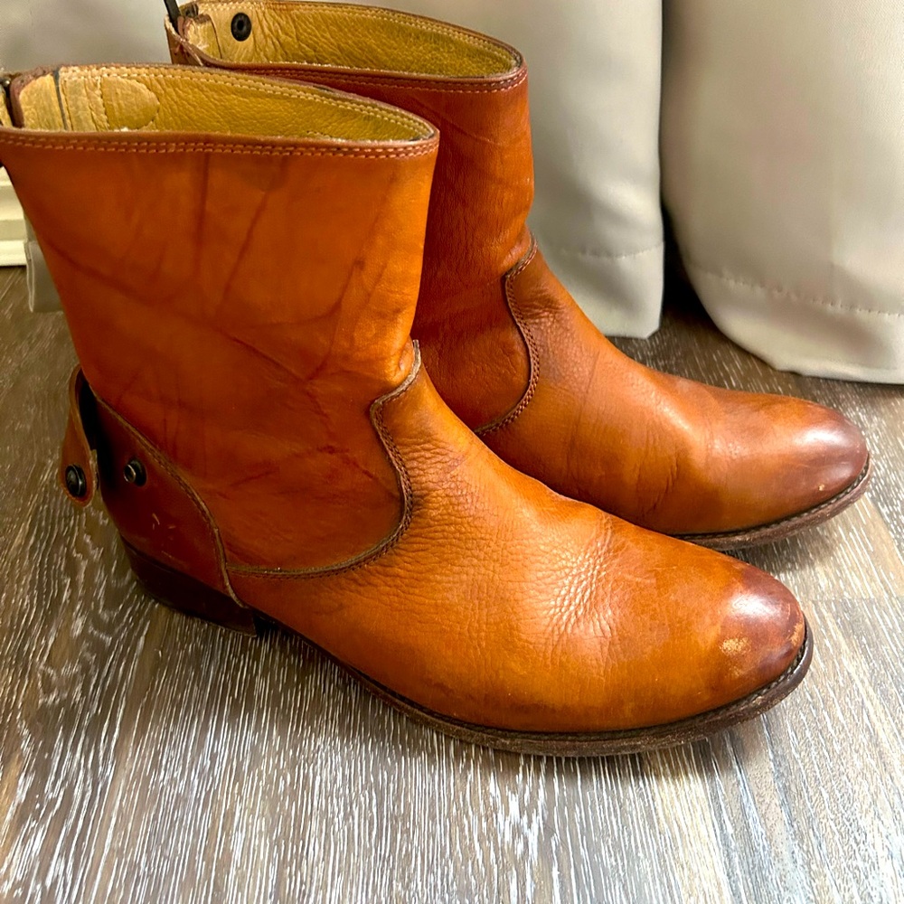 Frye Melissa button back cognac color. Great condition size8.